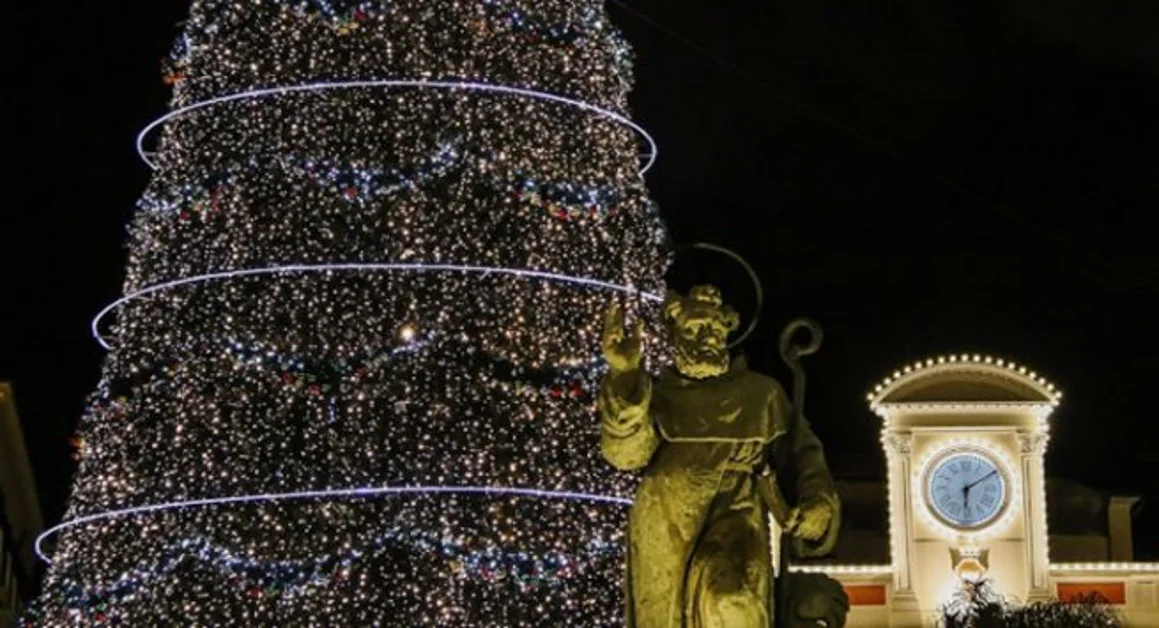 Il Natale a Sorrento, accensione del grande albero in piazza Tasso e tre giorni di "shopping"