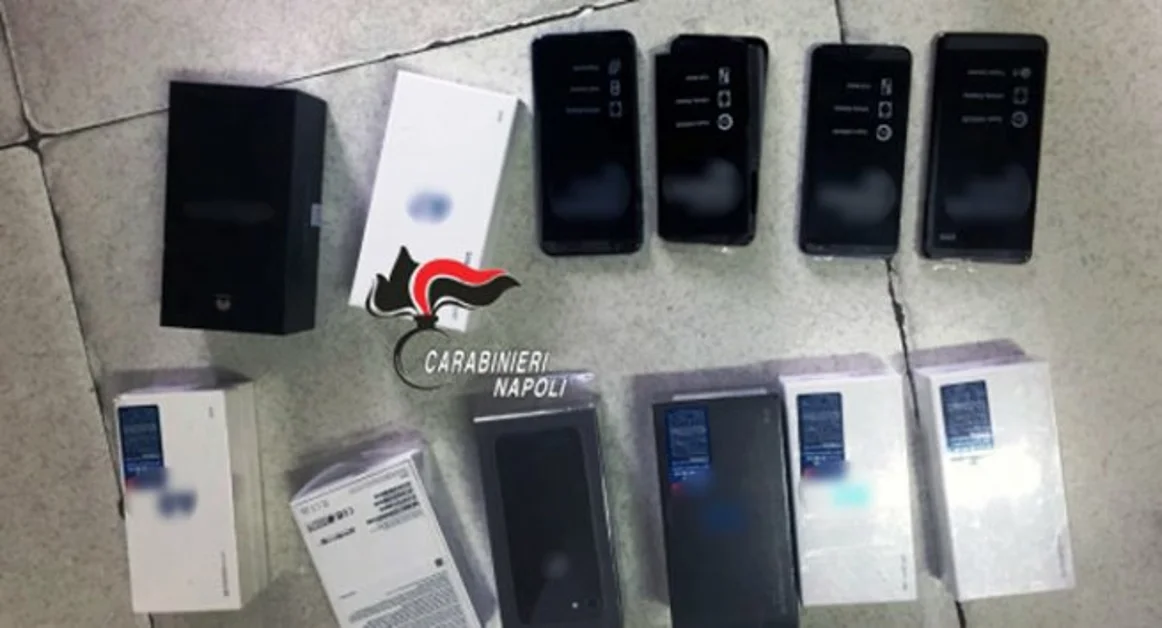 Ruba 12 smartphone in un centro commerciale del Vesuviano, arrestato