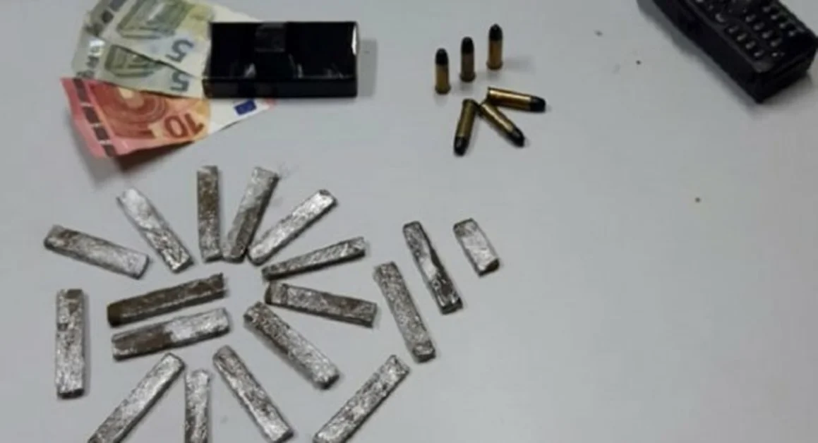 Napoli - Droga già confezionata venduta attraverso la finestra di casa, arrestato pusher