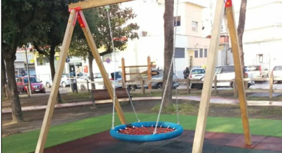 San Giuseppe Vesuviano - Giostrine di piazza Elena d'Aosta vandalizzate, il Comune le ripara