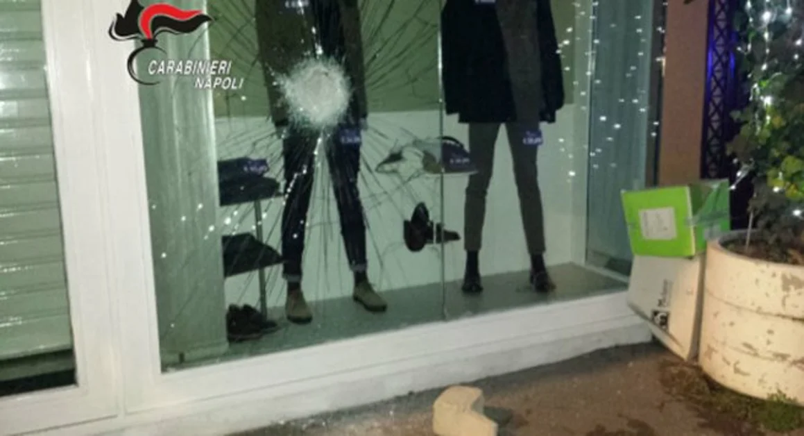San Giuseppe Vesuviano - Mattoni contro vetrina di un negozio per rubare l'abbigliamento esposto, arrestato