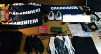 Napoli - Si fingono carabinieri, minacciano famiglia e rubano nell'appartamento: sei pregiudicati arrestati