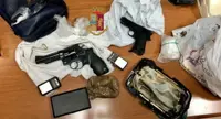 Napoli - Blitz della Polizia a Scampia, sequestrate armi e droga