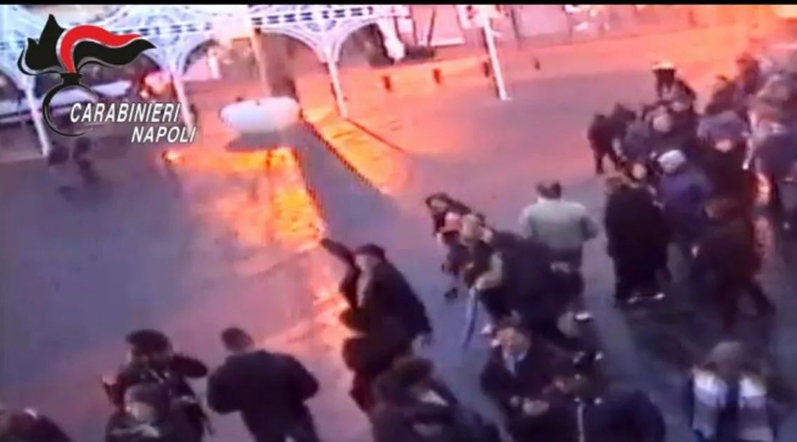 Torre del Greco - Spara in aria sul sagrato della Basilica di Santa Croce