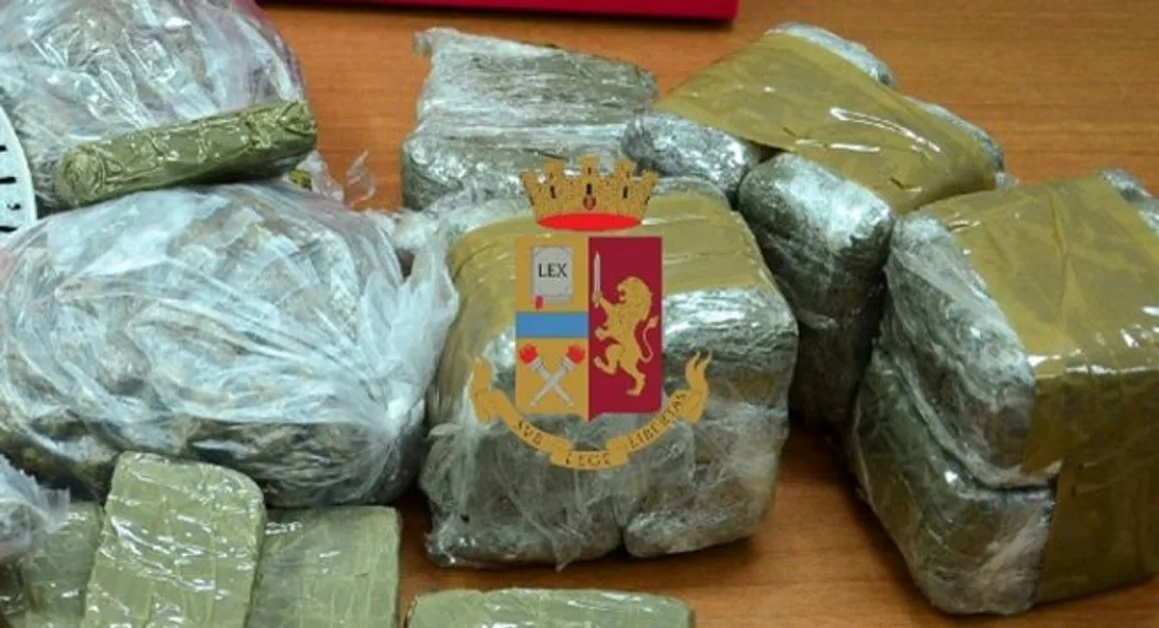 Torre Annunziata - In casa c'erano oltre 2 kg di droga: arrestato 66enne, denunciata la moglie