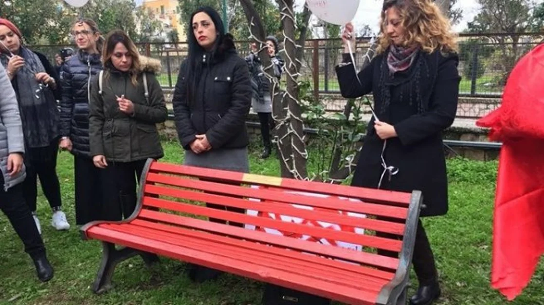 Torre Annunziata - A Villa Parnaso la "panchina rossa" contro la violenza sulle donne