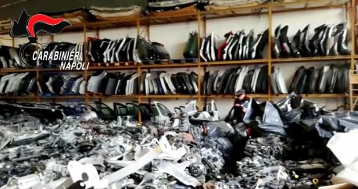 Pozzuoli (NA) -  In un capannone centinaia di pezzi di auto rubate