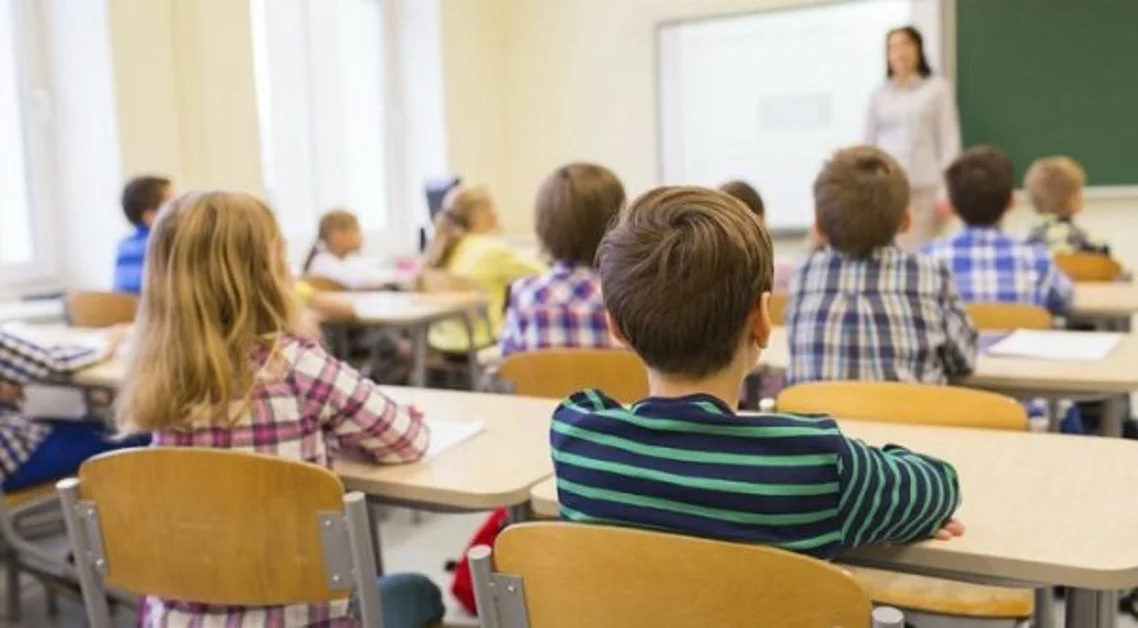 Maltrattava alunni con insulti a sfondo razziale, arrestata maestra