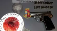 Napoli - Quartiere Mercato, Polizia trova pistola e cocaina su un terrazzo