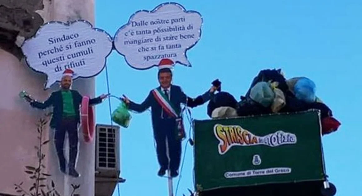 Torre del Greco - Rifiuti, ok dal Consiglio comunale al "porta a porta". E spunta l'opera d'arte natalizia sulla monnezza