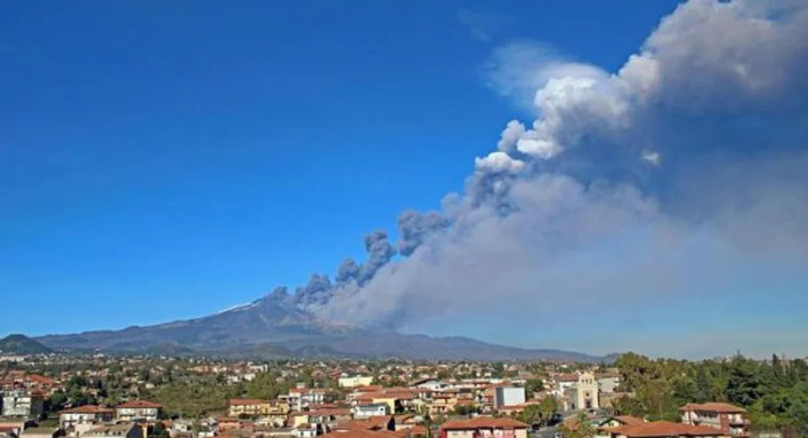 L'Etna si è risvegliato alla vigilia di Natale con scosse e fumo