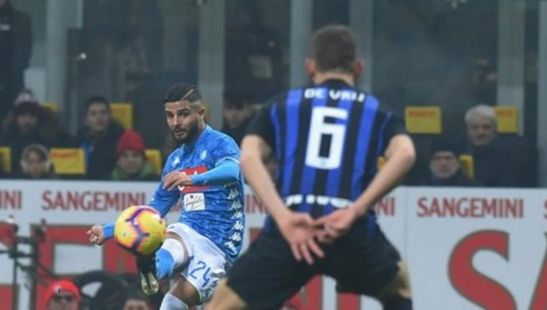 Napoli battuto a San Siro, espulsi Koulibaly e Insigne. L'Inter vince 1-0 allo scadere