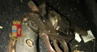 Napoli - Nell'auto nascondeva un revolver con matricola abrasa, arrestato 36enne