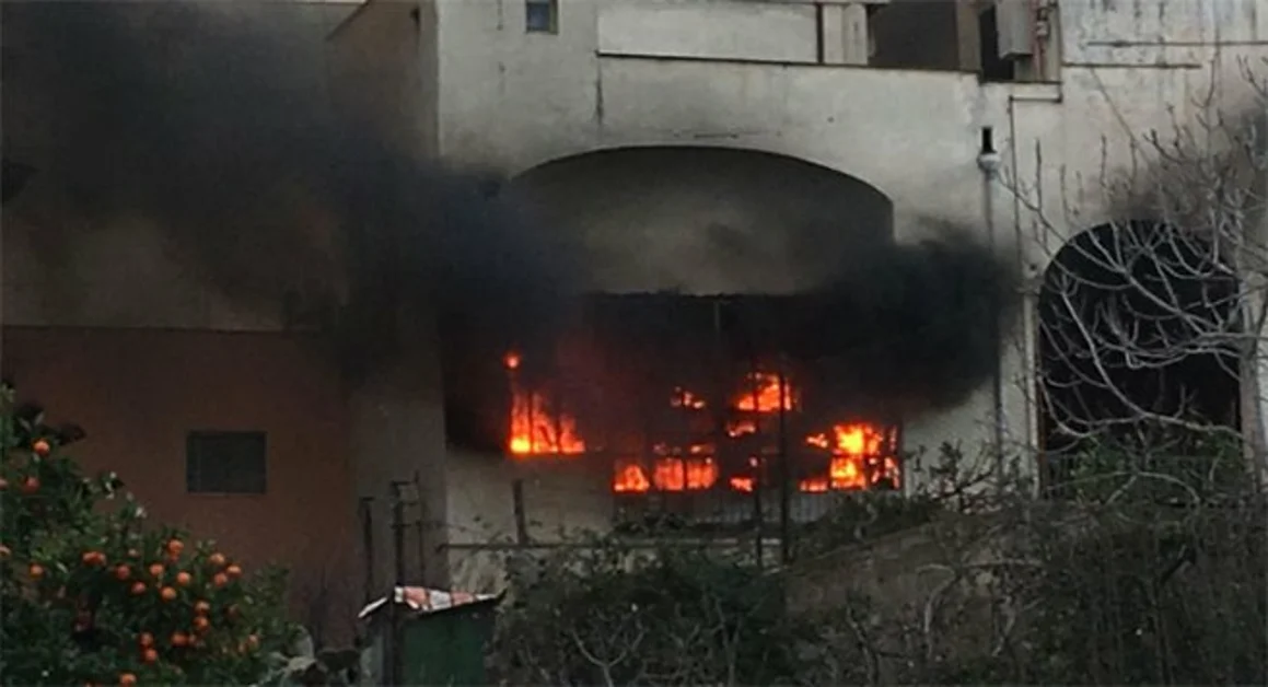 Torre Annunziata - Incendio in un appartamento in via Principio, nessun ferito. LE FOTO