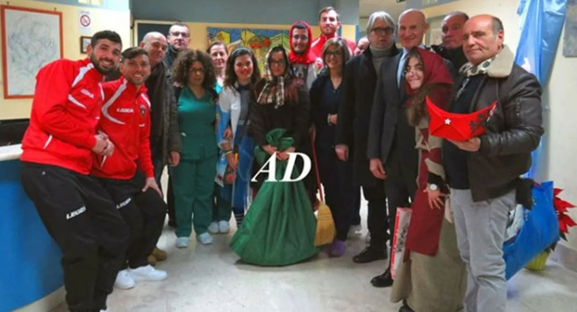 La Befana dell'Aicovis ai piccoli pazienti dell'ospedale di Nocera Inferiore