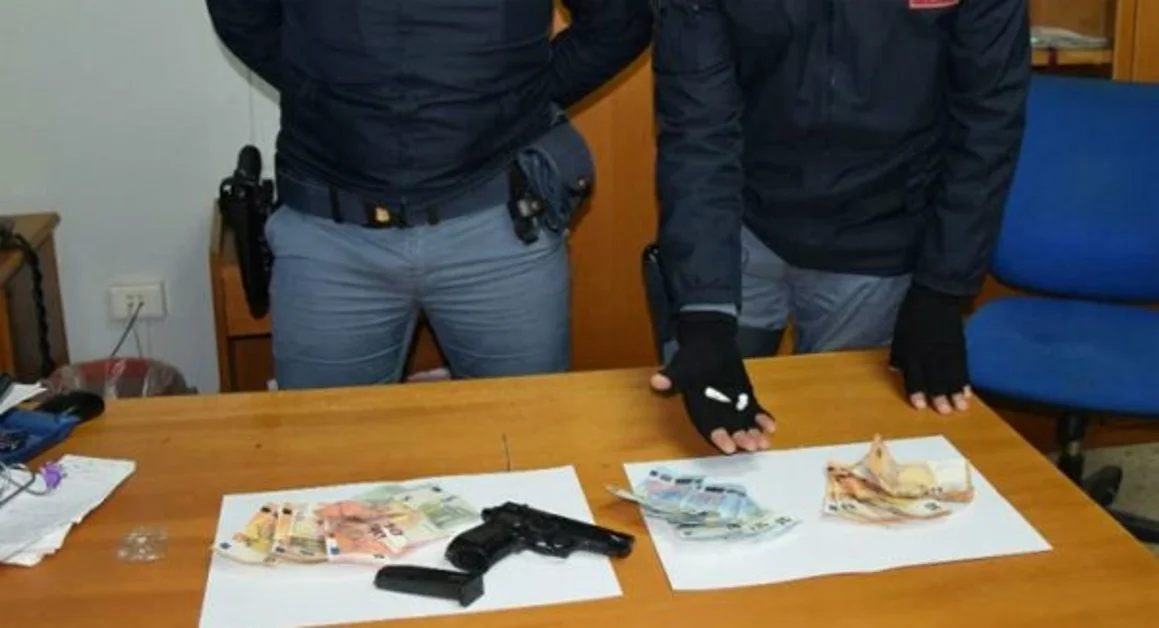 San Giorgio a Cremano - Compra droga con una pistola in auto, arrestato