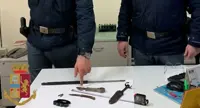 San Giorgio a Cremano - In auto con coltelli, tirapugni e droga: denunciati quattro giovani