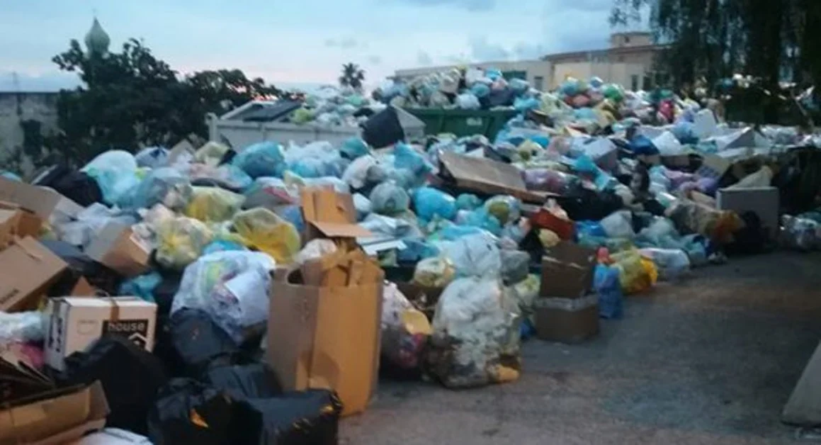 Torre del Greco - Polizia municipale costretta a scortare i mezzi della nettezza urbana per evitare assalti