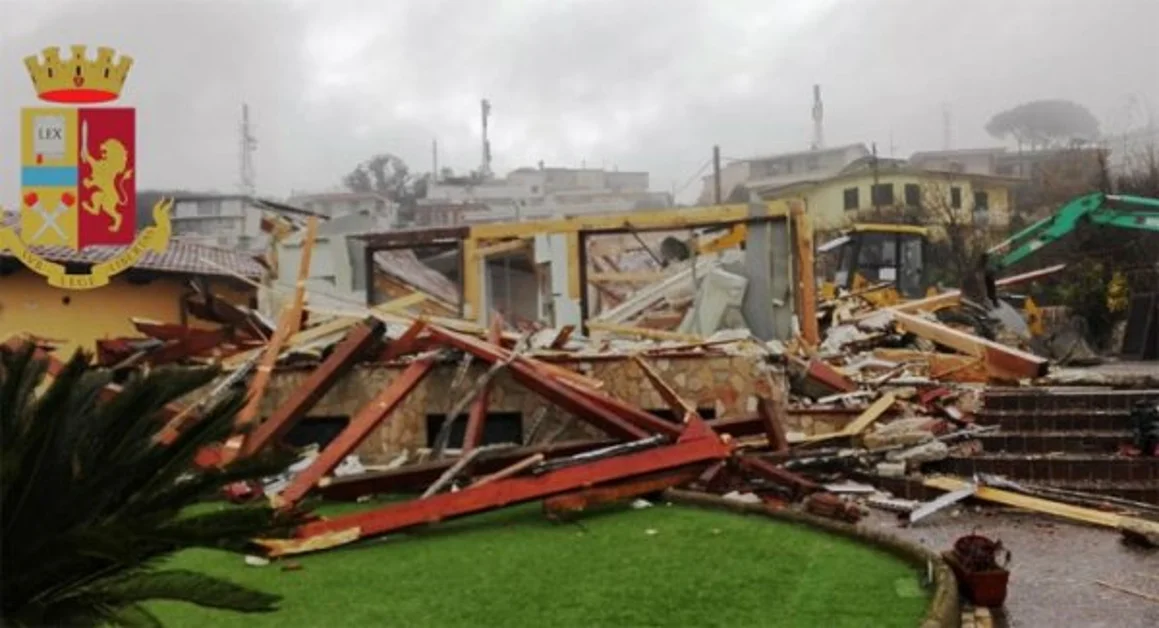 Napoli - Abbattute ville abusive di via Camaldolilli