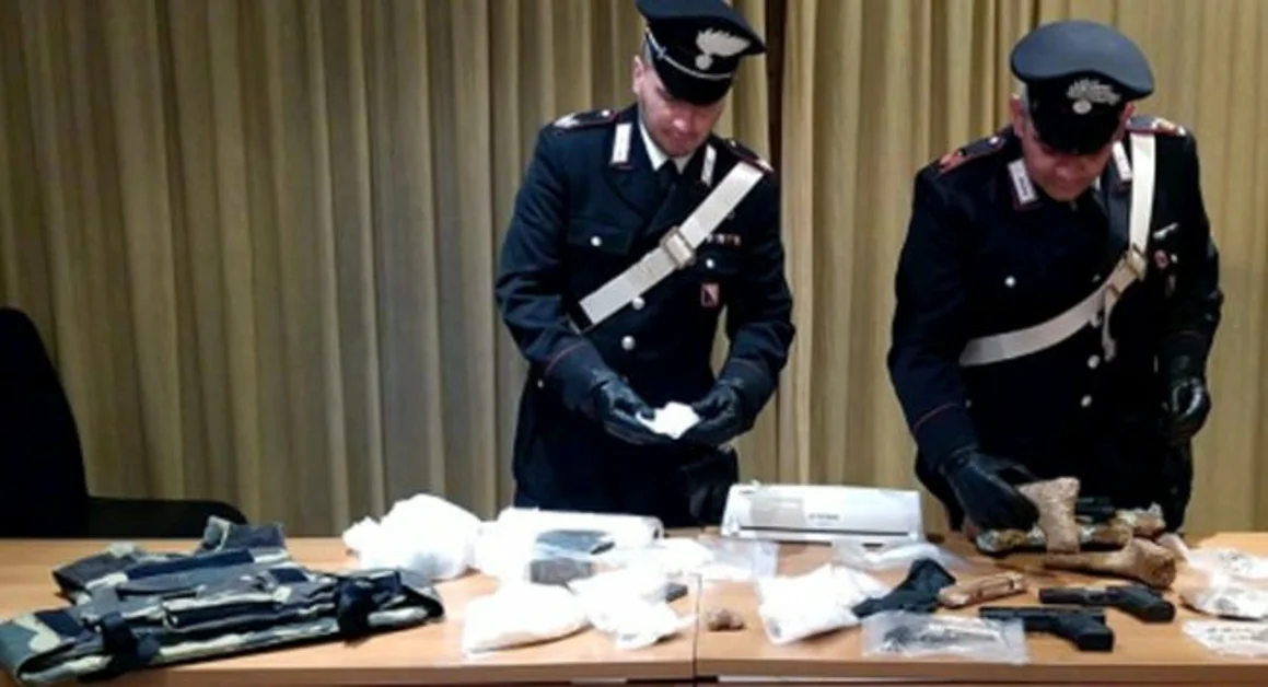 Somma Vesuviana - Carabinieri sequestrano arsenale della camorra in un appartamento