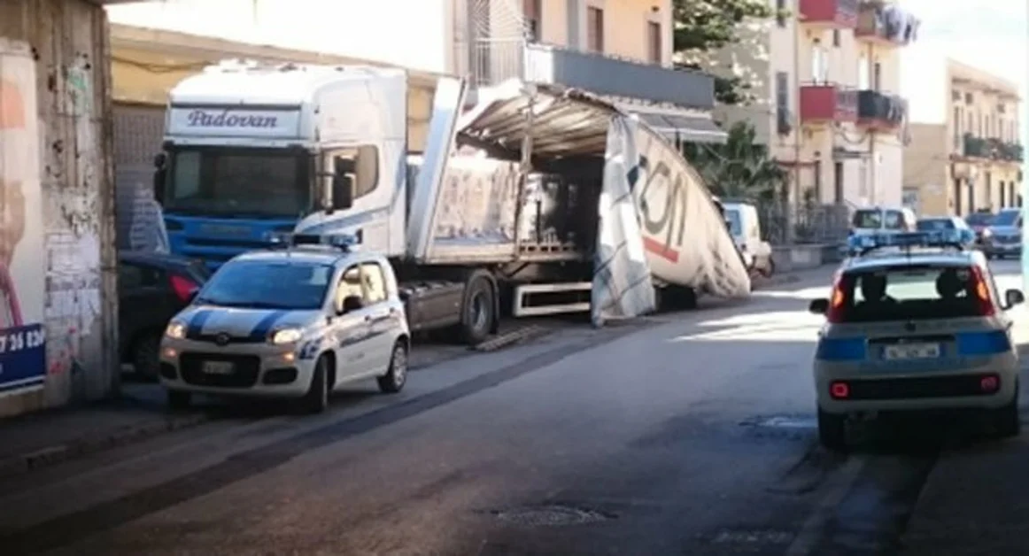 Pompei - Tir si incastra sotto un ponte in via Astolelle