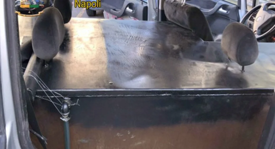 Torre Annunziata - Auto trasformata in un distributore di carburante abusivo a domicilio, scatta il sequestro