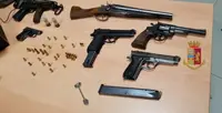 Napoli - Pistole, mitraglietta, fucile e droga in uno scantinato a Soccavo: arrestato minorenne