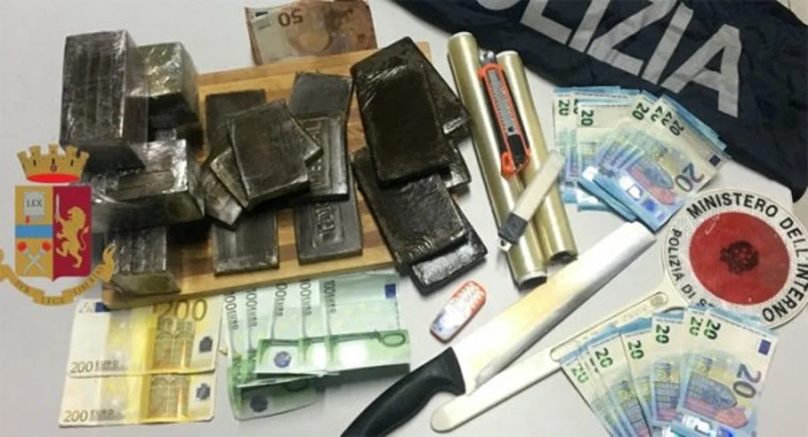Napoli - Nel mobile del lavello 4 kg di hashish, arrestato 33enne
