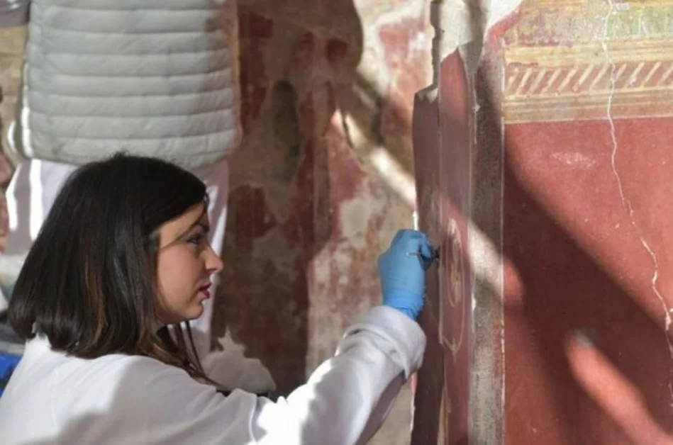 Pompei - I restauri degli affreschi della Schola Armaturarum