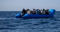 Migranti, un altro barcone con 100 migranti a bordo in avaria. «Stiamo congelando»