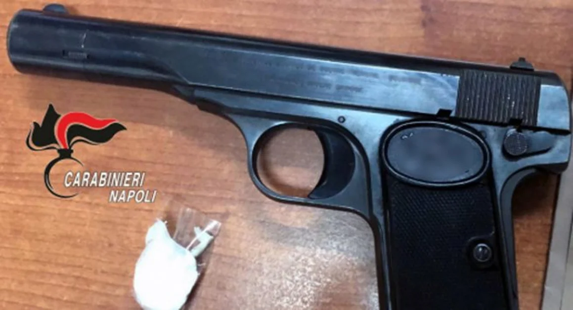 Torre del Greco - Ha una pistola, non si ferma all'alt: arrestato dopo inseguimento