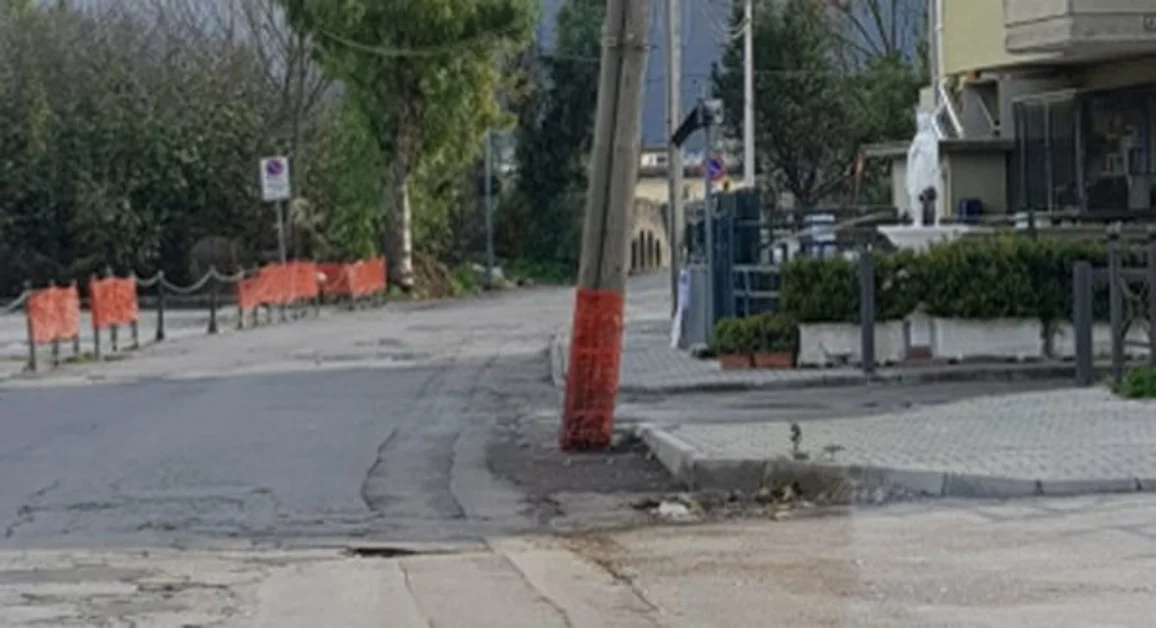 Pompei - Il palo telefonico pendente, rischio per l'incolumità delle persone nell'area mercatale