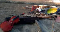 Torre Annunziata - Degrado alla Salera, tra i rifiuti sversati abusivamente anche un violoncello