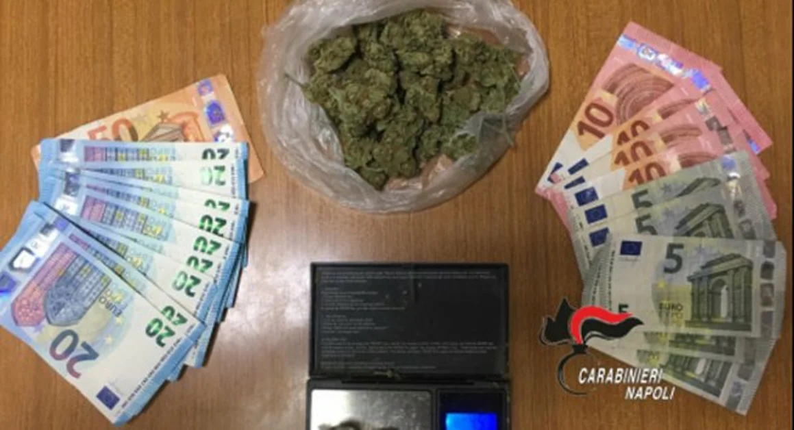 Torre Annunziata - Sorpreso a spacciare droga, arrestato giovane pusher