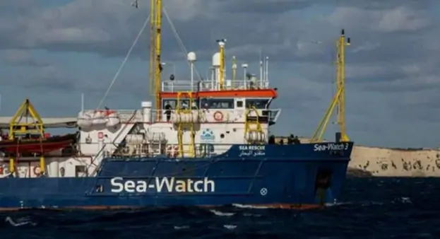 La Sea Watch attracca a Catania, l'abbraccio dei migranti