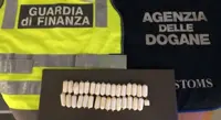 Fermato all'aeroporto di Capodichino con 32 ovuli di cocaina nello stomaco, arrestato trafficante