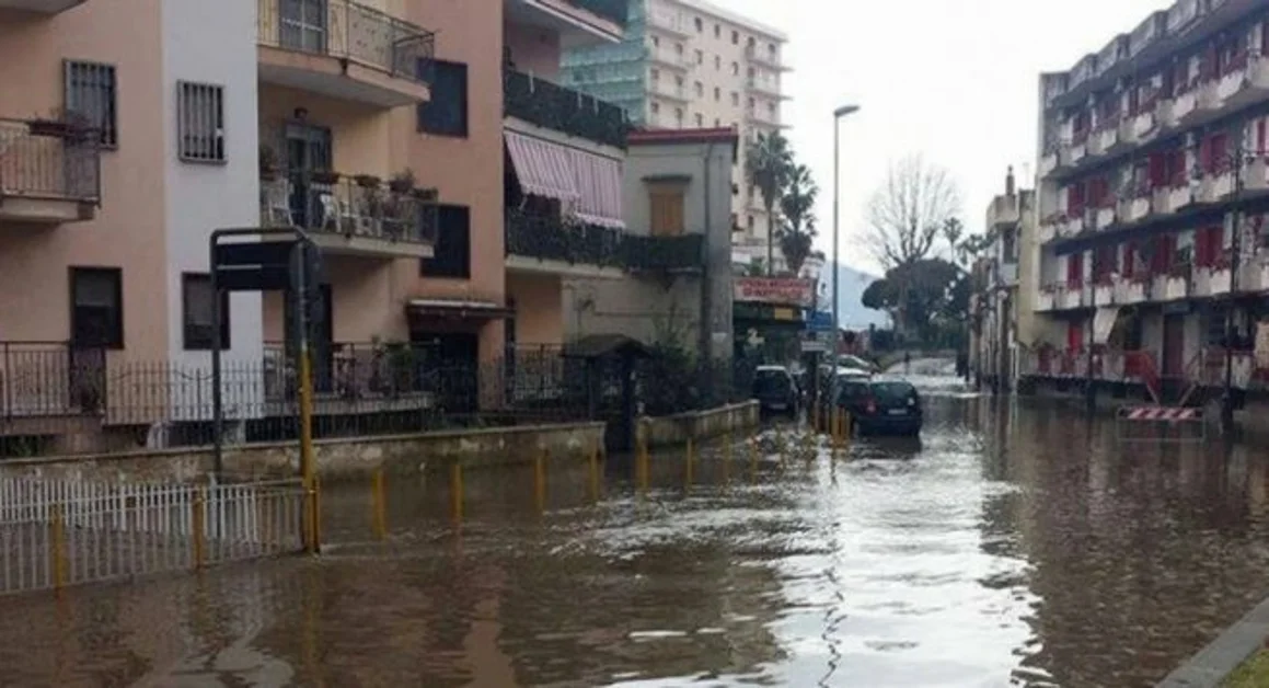 Esonda il fiume Sarno: strade e abitazioni allagate