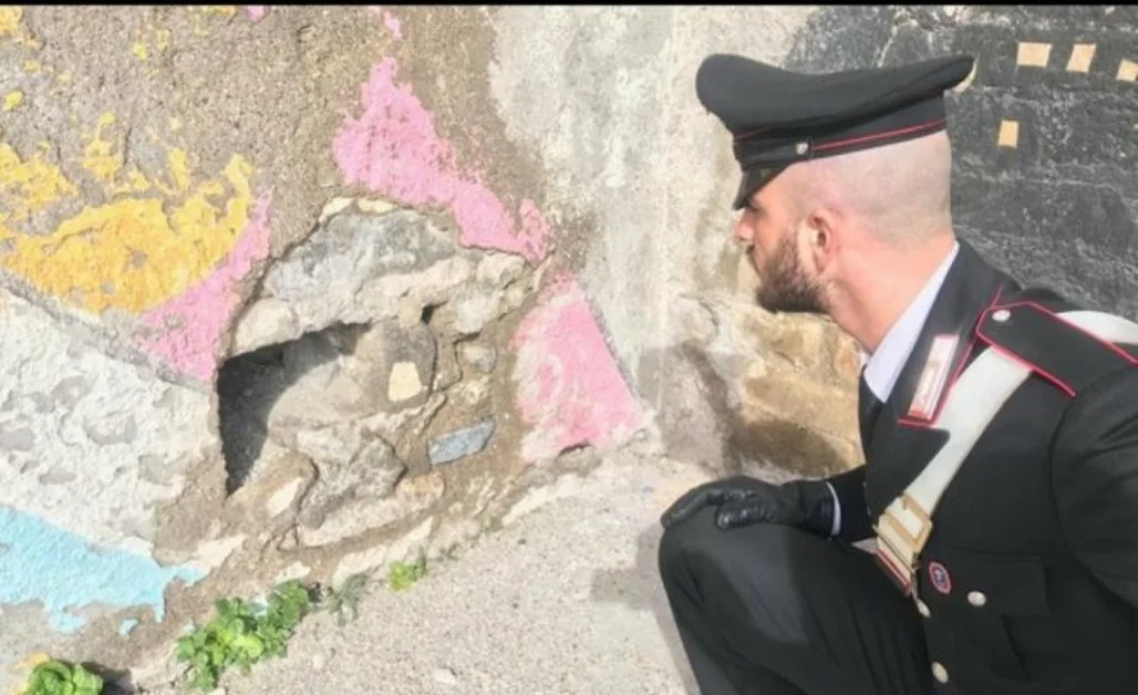 Ercolano - Droga nascosta in un muro, la scoperta dei carabinieri