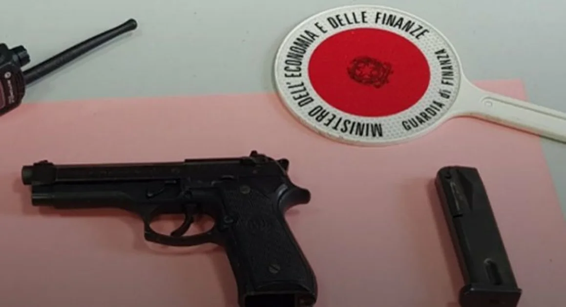 Torre Annunziata - Pistola e munizioni in una officina, sequestro della Guardia di Finanza