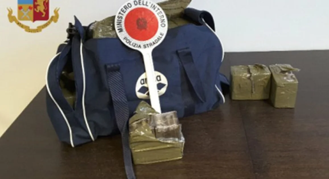 Fermato in Tangenziale perché parlava a telefono mentre guidava, gli agenti trovano 25 kg di hashish nel bagagliaio