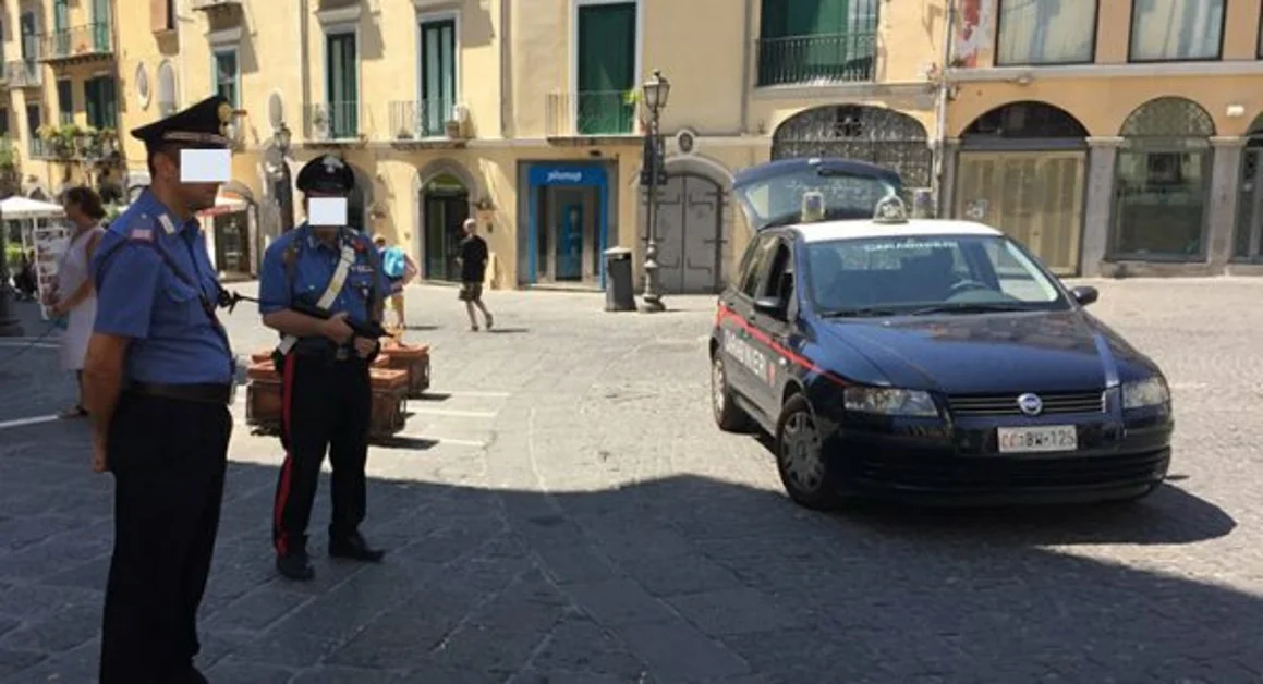 Napoli - Parcheggiatore abusivo nascondeva soldi nella marmitta di un'auto