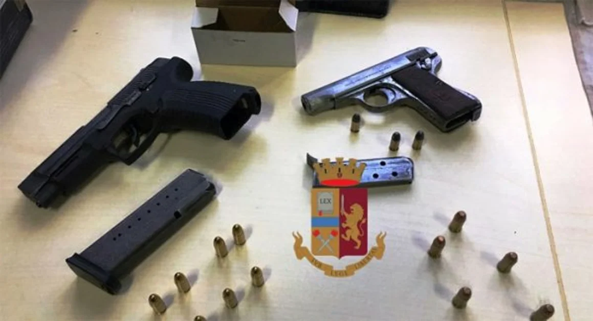 Napoli - In pieno centro armati, puntano pistola contro poliziotti: arrestati