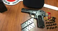 Napoli - Pistola nel marsupio alla fermata del bus, arrestato 21enne