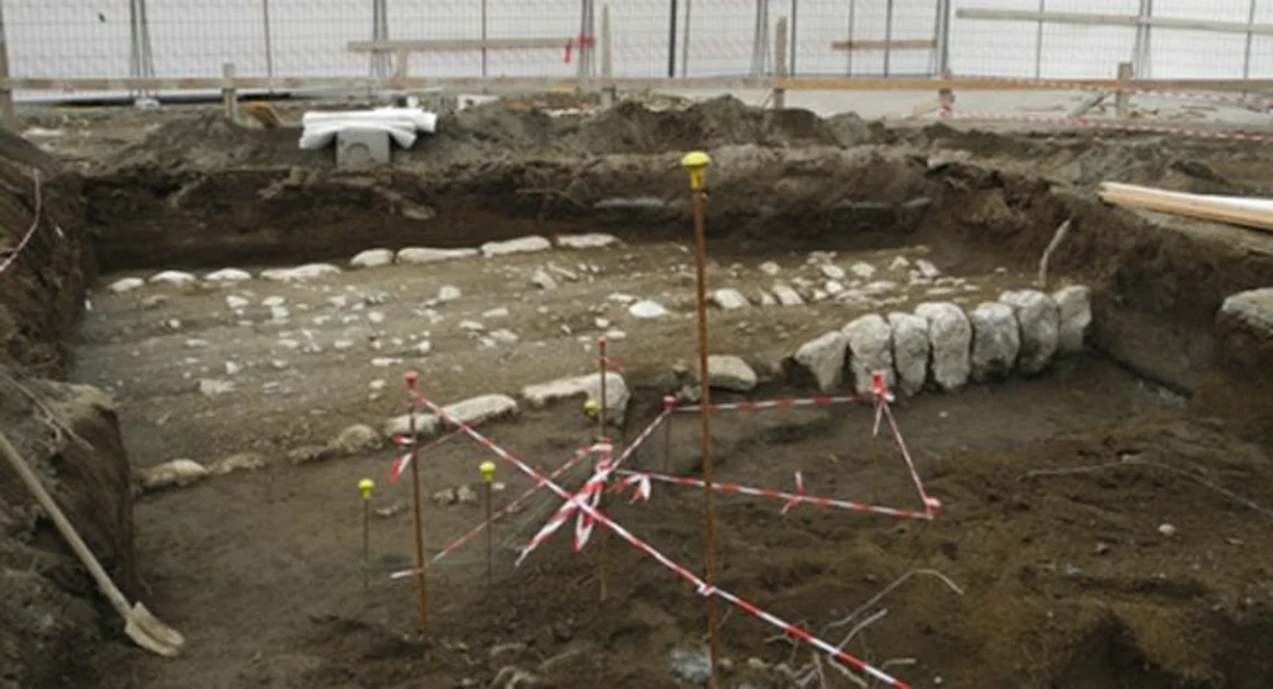 Sant'Antonio Abate - Lavori alla piazza, riaffiora un'antica strada romana. Forse è la via Nuceria-Stabiae