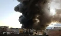 Fumo nero nella Terra dei Fuochi, fiamme in una fabbrica a Casoria