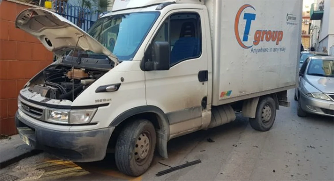 Torre Annunziata - Furgone di spedizioni tamponato da auto travolge corriere espresso, l'uomo trasportato in ospedale