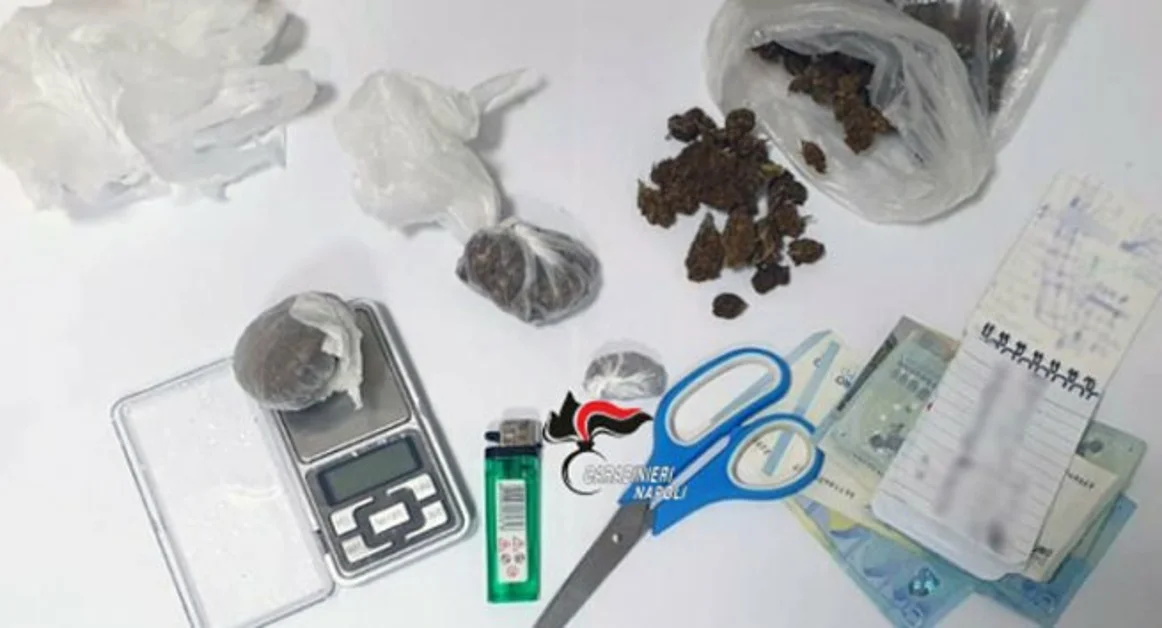 Pompei - Droga sul terrazzo e taccuino per la contabilità, preso spacciatore