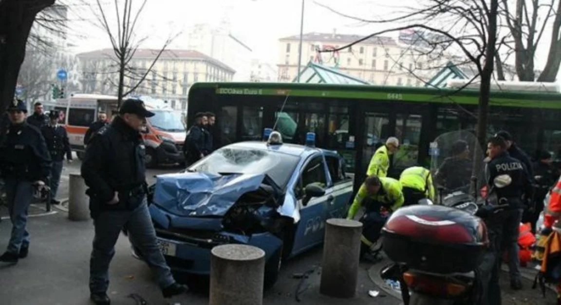 Conducente autobus si sente male, automezzo contro due auto polizia