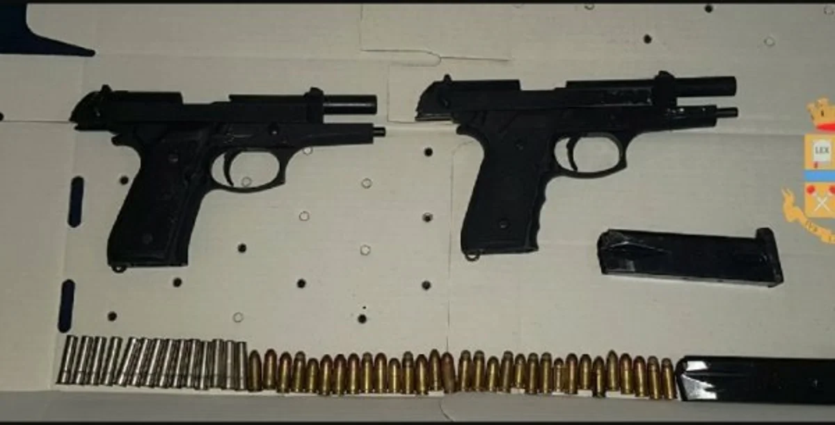 Napoli - Polizia sequestra arsenale a Forcella, era nascosto in un tombino