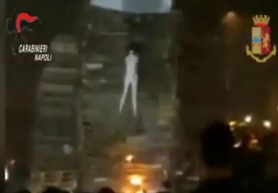 Castellammare - Falò dell'Immacolata al rione Savorito, individuati i responsabili del rogo anti-pentiti